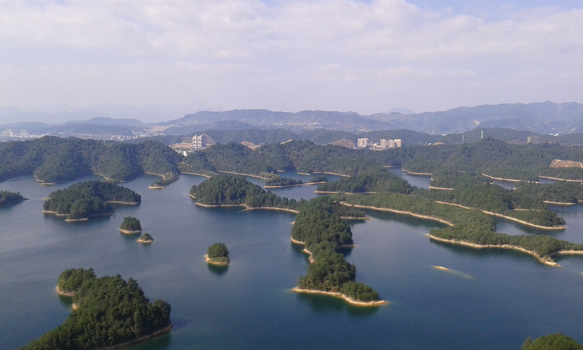 千岛湖群岛与湖面